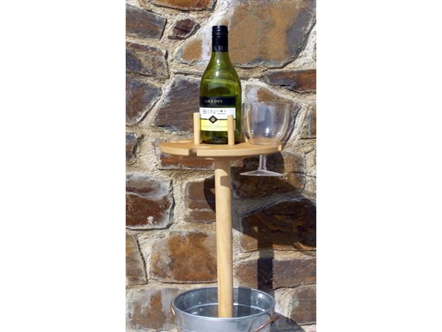 WineAndGlassStand